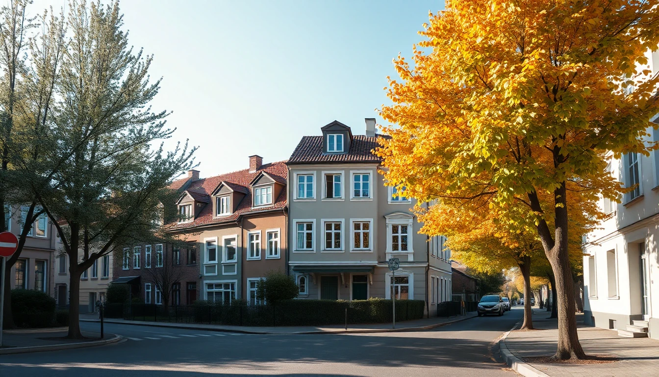 KI-Symbolbild: Straße mit mehrstöckigen Stadthäusern, links ein Baum mit frischem Frühlingslaub, rechts ein goldgelber Herbstbaum im Sonnenlicht.